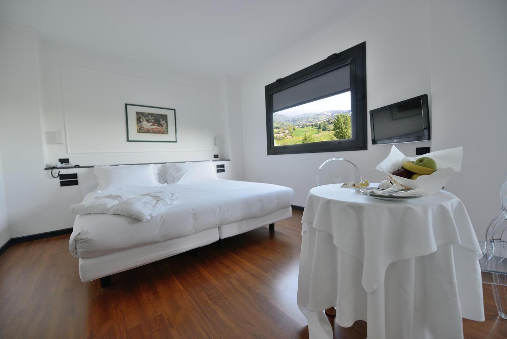 Junior Suite (2 Adulti) con Accesso Spa e Vista Collina